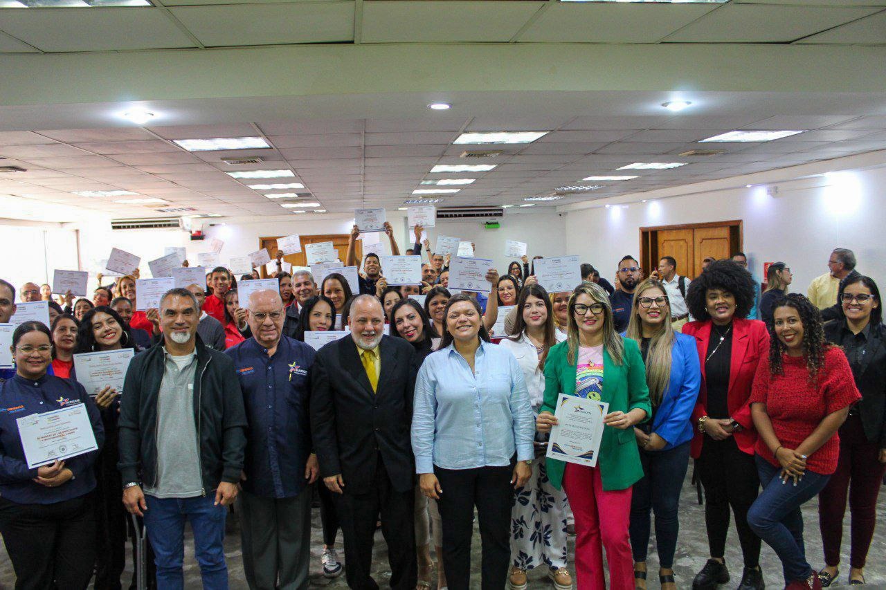 La Defensoría del Pueblo otorga reconocimientos al personal de la Sundde