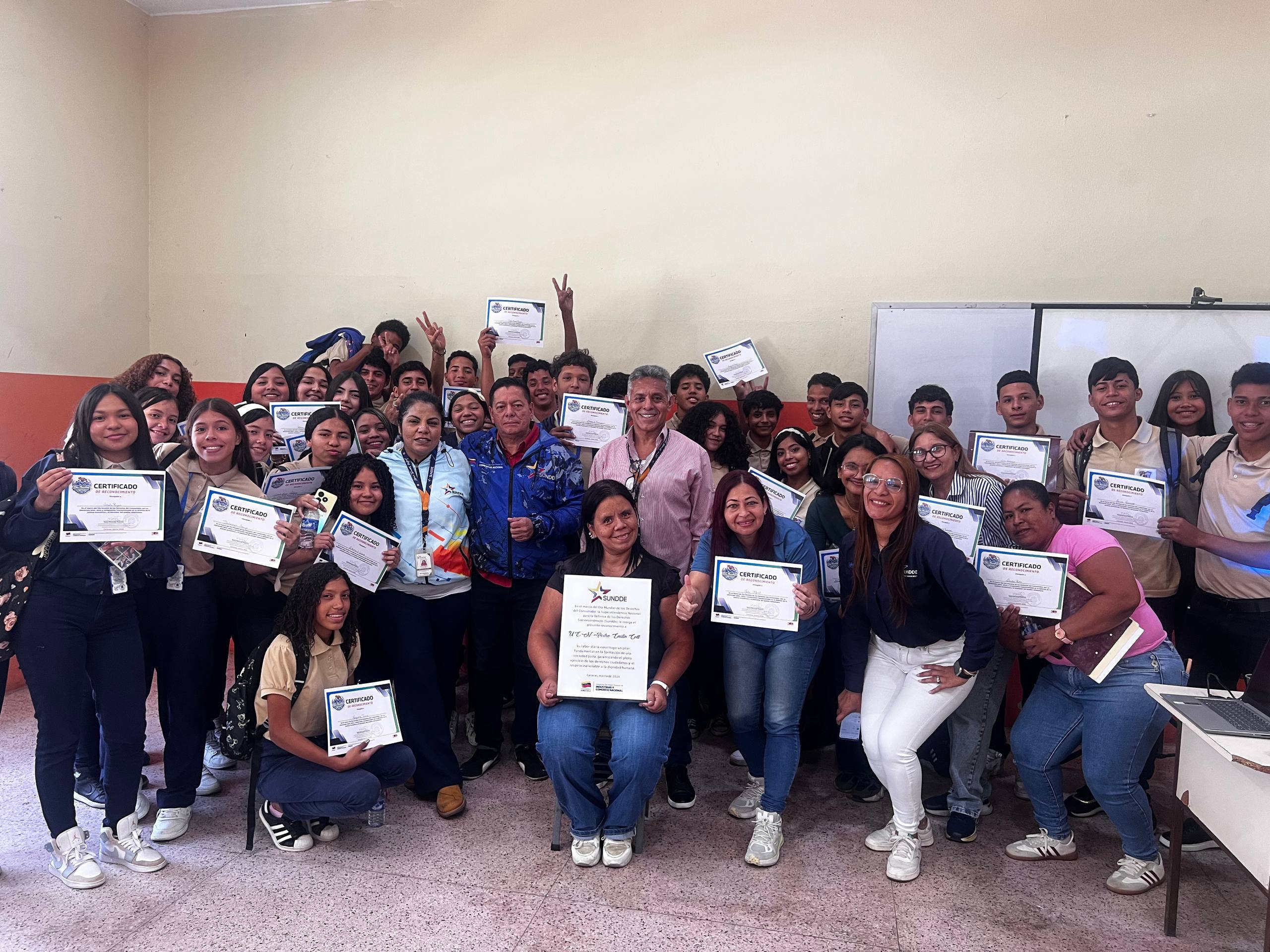 Estudiantes se forman en Derechos y Deberes del Consumidor