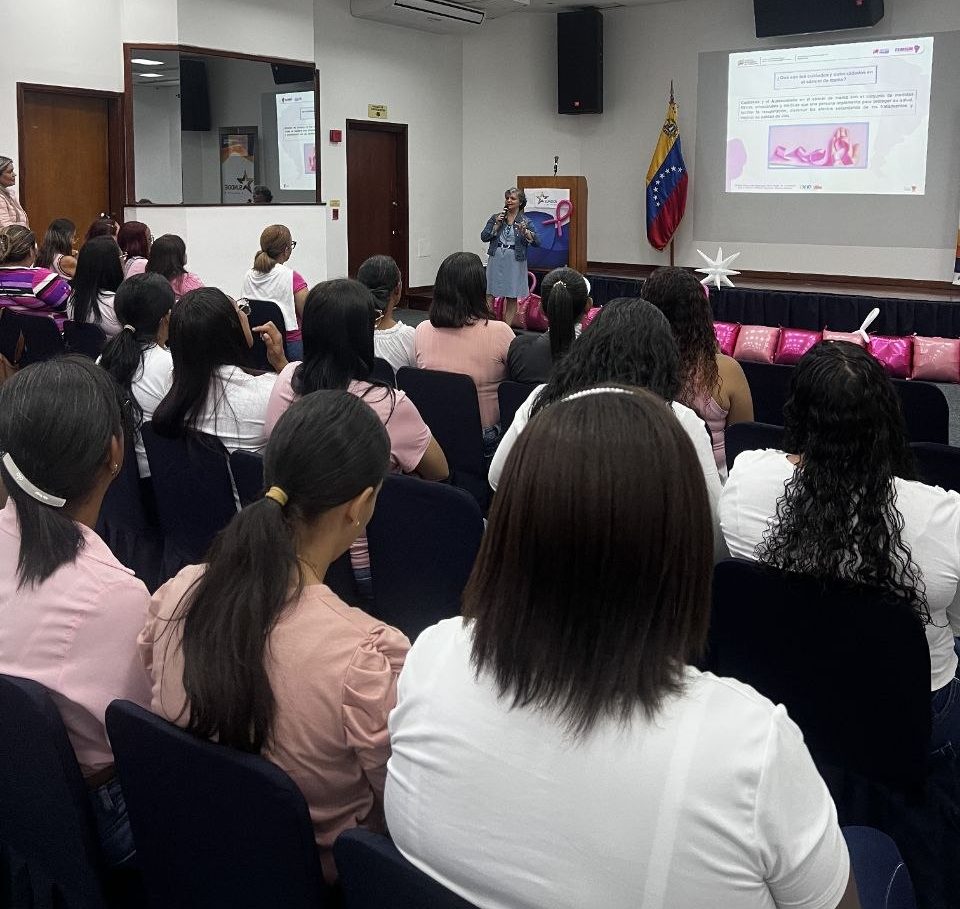 Servidoras públicas participan en charla de prevención del cáncer de mama